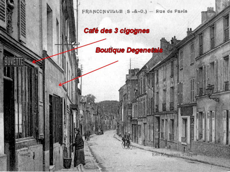 9a A gauche le caf Les trois cigognes la boutique du forgeron et la boucherie Mangs